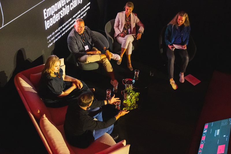 Hovedmoderator på KL's Digitaliseringsmesse 2025. Foto: Morten Knudsen